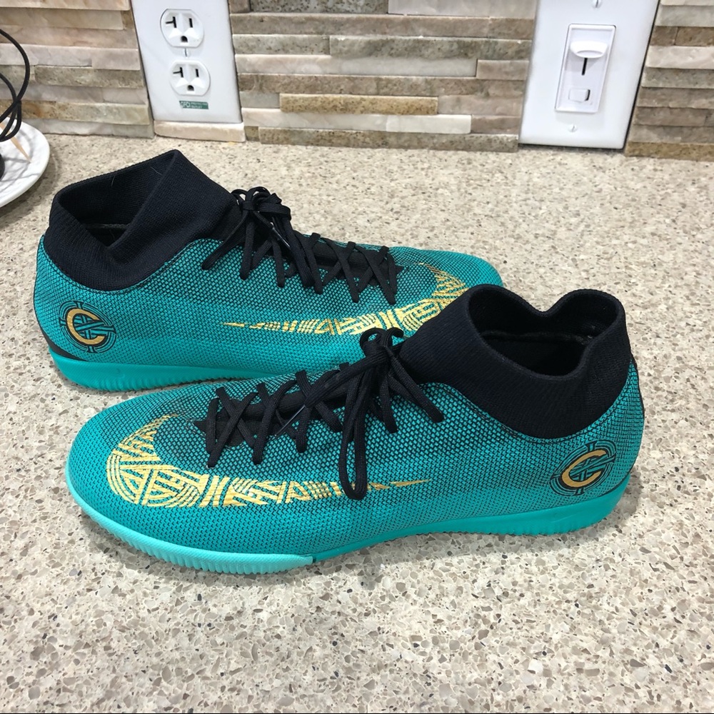 LIKE NEW Nike CR7 Men’s Indoor Soccer Shoes